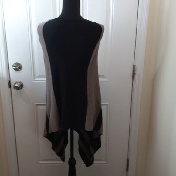 Stylus button front black & taupe shark bite cape - Picture 7 of 9
